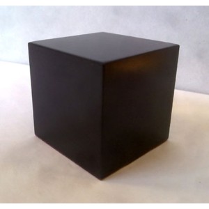 Peana Taco 50 mm altura, Cuadrada 7 x 7 cm , fabricado en MDF lacado en Negro. Tapizado inferior. Marca Peanas.net. Ref: 6004.