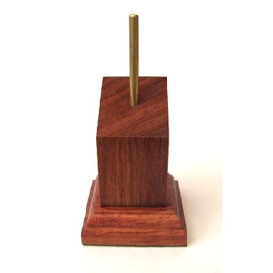 PEANA PEDESTAL Inclinado 4 x 4 cm DM negro. Marca Peanas.net. Ref: 5011N.