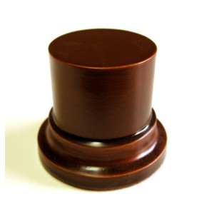 Peana Pedestal 50 mm de altura, parte superior 4,5 cm. Realizado en MDF, Lacada avellana. Marca Peanas.net. Ref: 8001AV.