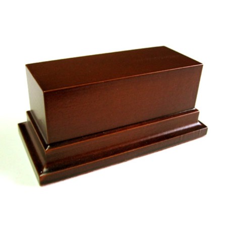 Peana Pedestal 50 mm de altura, parte superior 10 x 4 cm. Realizado en MDF, lacado Avellana. Marca Peanas.net. Ref: 8020A.
