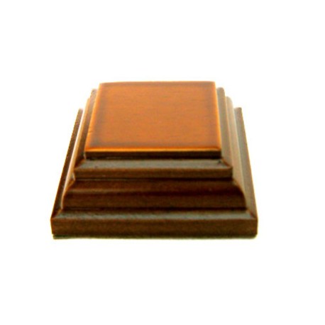 Peana Pedestal 20 mm de altura, parte superior 3 x 3 cm. Realizado en MDF, lacado Avellana. Marca Peanas.net. Ref: 8810A.