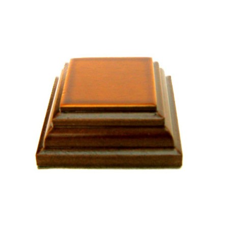 Peana Pedestal 20 mm de altura, parte superior 3 x 3 cm. Realizado en MDF, lacado Avellana. Marca Peanas.net. Ref: 8810A.
