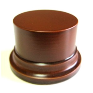 Peana Pedestal 50 mm de altura, parte superior 8 cm. Realizado en MDF, lacado Avellana. Marca Peanas.net. Ref: 8003A.