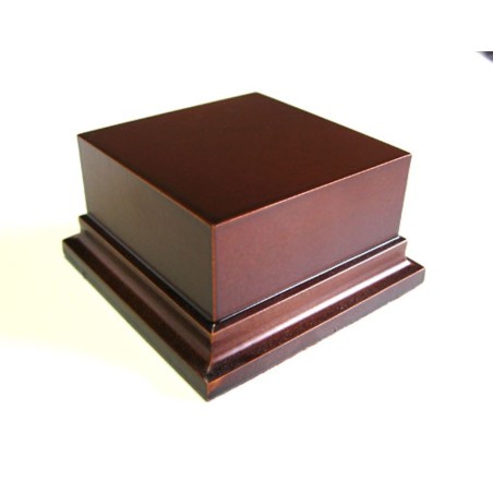 Peana Pedestal 50 mm de altura, parte superior 3 x 3 cm. Realizado en MDF, lacado Avellana. Marca Peanas.net. Ref: 8010A.