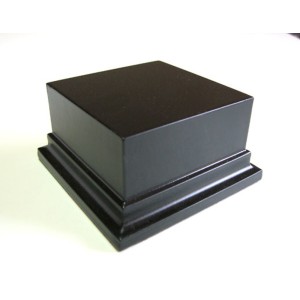 Peana Pedestal 50 mm de altura, parte superior 8 x 8 cm. Realizado en MDF, lacado Negro. Marca Peanas.net. Ref: 8013N.