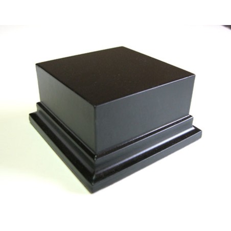 Peana Pedestal 50 mm de altura, parte superior 8 x 8 cm. Realizado en MDF, lacado Negro. Marca Peanas.net. Ref: 8013N.