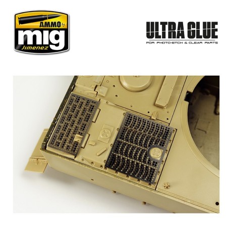 ULTRA-GLUE - PARA FOTOGRABADOS, PAPEL Y MÁS. Bote 40 ml. Marca Ammo Mig. Ref: AMIG2031.