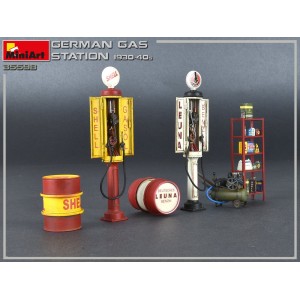 Set Gasolinera alemana de los años 30-40. Escala 1:35. Marca Miniart. Ref: 35598.