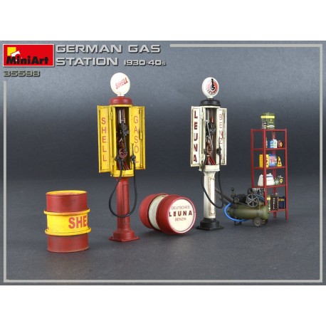 Set Gasolinera alemana de los años 30-40. Escala 1:35. Marca Miniart. Ref: 35598.