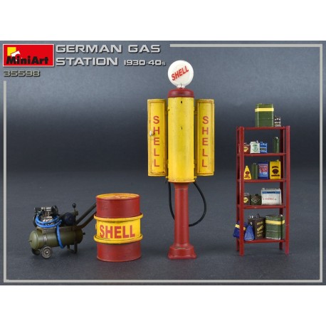 Set Gasolinera alemana de los años 30-40. Escala 1:35. Marca Miniart. Ref: 35598.