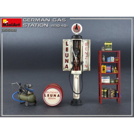 Set Gasolinera alemana de los años 30-40. Escala 1:35. Marca Miniart. Ref: 35598.