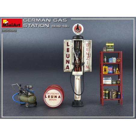 Set Gasolinera alemana de los años 30-40. Escala 1:35. Marca Miniart. Ref: 35598.
