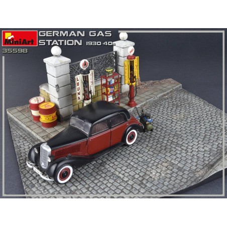 Set Gasolinera alemana de los años 30-40. Escala 1:35. Marca Miniart. Ref: 35598.
