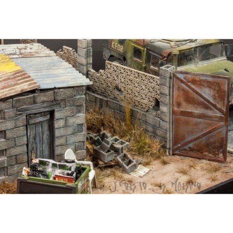 Muro de bloques con puerta "B". Escala 1:35. Marca Macone. Ref: MAC35141.