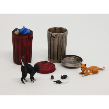Cubos de basura y gatos. Escala 1:35. Marca Macone. Ref: MAC35180.