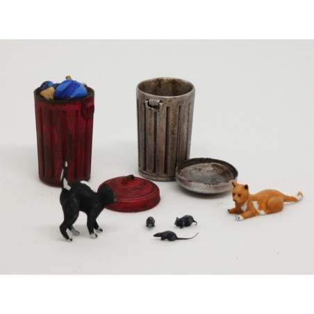 Cubos de basura y gatos. Escala 1:35. Marca Macone. Ref: MAC35180.