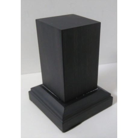 Peana Pedestal 65mm altura, Cuadrada 4 x 4 cm, Olivo. Tapizado inferior. Marca Peanas.net. Ref: 6101O.