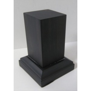 Peana Pedestal 65mm altura, Cuadrada 4 x 4 cm, Olivo. Tapizado inferior. Marca Peanas.net. Ref: 6101O.