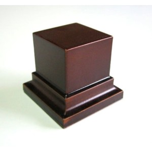 Peana Pedestal 50 mm de altura, parte superior 4 x 4 cm. Realizado en MDF, lacado Avellana. Marca Peanas.net. Ref: 8011A.
