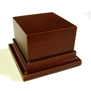 Peana Pedestal 50 mm de altura, parte superior 6 x 6 cm. Realizado en MDF, lacado Avellana. Marca Peanas.net. Ref: 8012A.