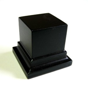 Peana Pedestal 50 mm altura, parte superior 5 x 5 cm . Realizado en MDF, lacado Negro. Marca Peanas.net. Ref: 80115N.