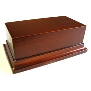 Peana Pedestal 50 mm de altura, parte superior 12 x 6 cm. Realizado en MDF, lacado Avellana. Marca Peanas.net. Ref: 8021A.