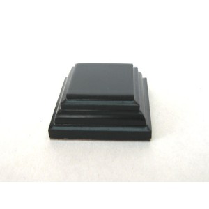 Peana Pedestal 20 mm de altura, parte superior 3 x 3 cm. Realizado en MDF, lacado Negra. Marca Peanas.net. Ref: 8810N.