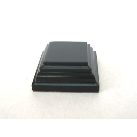 Peana Pedestal 20 mm de altura, parte superior 3 x 3 cm. Realizado en MDF, lacado Negra. Marca Peanas.net. Ref: 8810N.