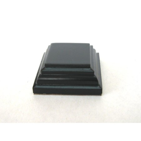 Peana Pedestal 20 mm de altura, parte superior 3 x 3 cm. Realizado en MDF, lacado Negra. Marca Peanas.net. Ref: 8810N.