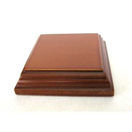 Peana Pedestal 20 mm de altura, parte superior 4 x 4 cm. Realizado en MDF, lacado Avellana. Marca Peanas.net. Ref: 8811A.