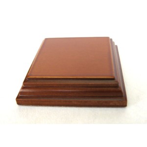 Peana Pedestal 20 mm de altura, parte superior 4 x 4 cm. Realizado en MDF, lacado Avellana. Marca Peanas.net. Ref: 8811A.