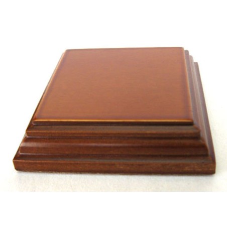 Peana Pedestal 20 mm de altura, parte superior 8 x 8 cm. Realizado en MDF, lacado Negro. Marca Peanas.net. Ref: 8813N.