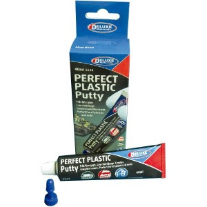 Masilla plástica,  Deluxe Perfect Plastic Putty. Contiene 40 ml. Marca Deluxe. Ref: BD44.