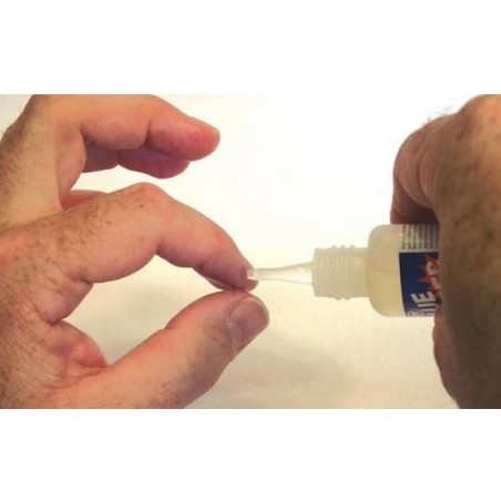 Glue Buster, Limpiador de Ciano. Bote 28gr. Marca Deluxe. Ref:  AD48.