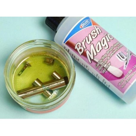 Brush Magic, Limpiador y restaurador de pinceles y aerógrafo. Bote 125 ml. Marca Deluxe. Ref:  AC19.