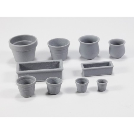 Macetas. 10 macetas diferentes formas y tamaños. Escala 1:35. Marca Macone. Ref: MAC35193.