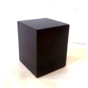 Peana Taco altura 50mm, cuadrada 2.5 x 2.5 cm. Realizado en MDF, lacado Negro. Marca Peanas.net. Ref: 5900.