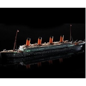 R.M.S. TITANIC + LED SET. Escala: 1:700. Marca: Academy. Ref: 14220.
