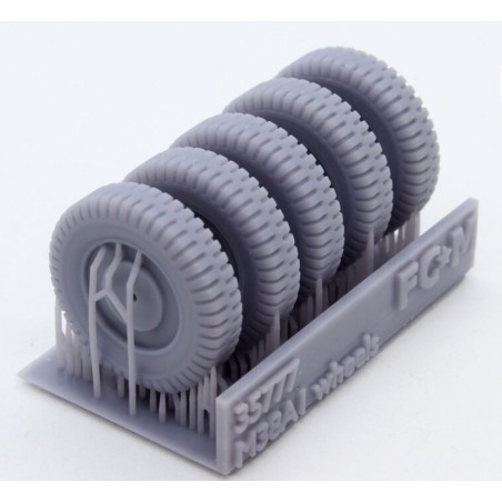 M38A1 Jeep, ruedas con peso. Escala 1:35. Marca FCmodeltrend. Ref: 35777.