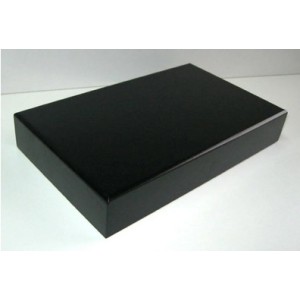 Peana 40mm de altura, parte superior 27 X 23 cm. Realizado en MDF, lacado Negra. Marca Peanas.net. Ref: TRG1125