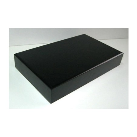 Peana 40mm de altura, parte superior 27 X 23 cm. Realizado en MDF, lacado Negra. Marca Peanas.net. Ref: TRG1125