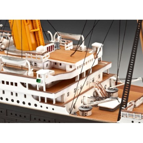 Gift-Set 100 Years R.M.S. TITANIC. Escala: 1:400. Marca: Revell. Ref: 05715.