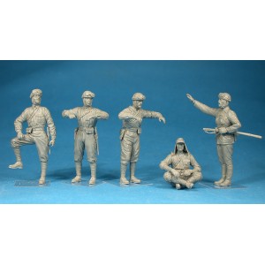 JAPANESE TANK CREW. Escala 1:35. Marca Miniart. Ref: 35128. 2