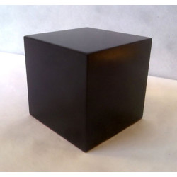 Peana Taco 50 mm altura, Cuadrada 3 x 3 cm , fabricado en MDF lacado en Negro. Tapizado inferior. Marca Peanas.net. Ref: 6000.