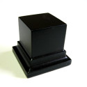 Peana Pedestal 50 mm de altura, parte superior 4 x 4 cm. Realizado en MDF, lacado Negro. Marca Peanas.net. Ref: 8011N.