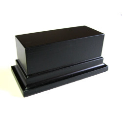 Peana Pedestal 50 mm de altura, parte superior 10 x 4 cm. Realizado en MDF, lacado negro. Marca Peanas.net. Ref: 8020N.