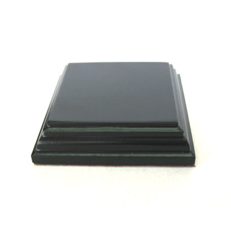 Peana Pedestal 20 mm de altura, parte superior 4 x 4 cm. Realizado en MDF, lacado Negro. Marca Peanas.net. Ref: 8811N.