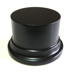 Peana Pedestal 50 mm de altura, parte superior 10 cm. Realizado en MDF, lacado Negro. Marca Peanas.net. Ref: 8004N.