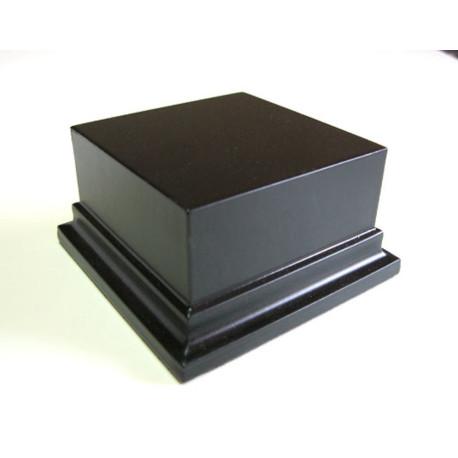 Peana Pedestal 50 mm de altura, parte superior 6 x 6 cm. Realizado en MDF, lacado Negro. Marca Peanas.net. Ref: 8012N.
