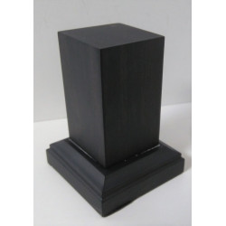 Peana Pedestal 65mm altura, Cuadrada 4 x 4 cm, Olivo. Tapizado inferior. Marca Peanas.net. Ref: 6101O.
